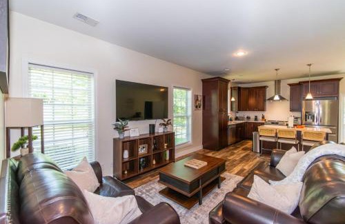 Harlem Casa | Lakeside Villa Retreat 5-Bedroom Oasis with 6 TVs 3-Acres of Waterfront Fishing & Canoe Adventures