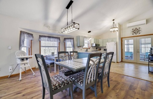 Hamlin Casa | Lakeside Winter Poconos Retreat - 3 BR, Water Views, & Winter Activities