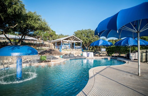 Volente Cabina | LakeTravis 1BR Bungalow #7: Free waterpark, walk to dining, marina, lake &beach