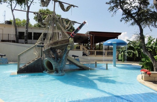 Volente Cabina | LakeTravis 1BR Bungalow #7: Free waterpark, walk to dining, marina, lake &beach