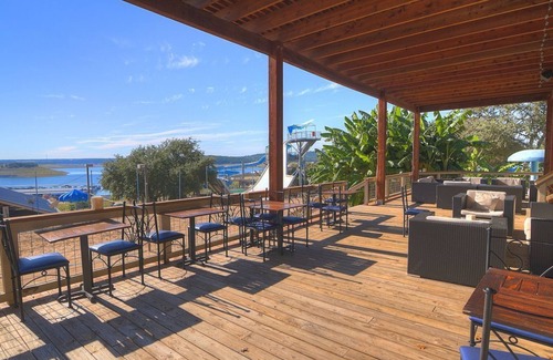 Volente Cabina | LakeTravis 1BR Bungalow #7: Free waterpark, walk to dining, marina, lake &beach