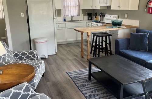Volente Cabina | NUEVO LakeTravis 2BR Bungalow 8: parque acuático gratuito, a pie de restaurantes, puerto deportivo, lago y