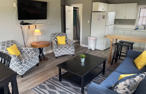 Volente Cabina | NUEVO LakeTravis 2BR Bungalow 8: parque acuático gratuito, a pie de restaurantes, puerto deportivo, lago y