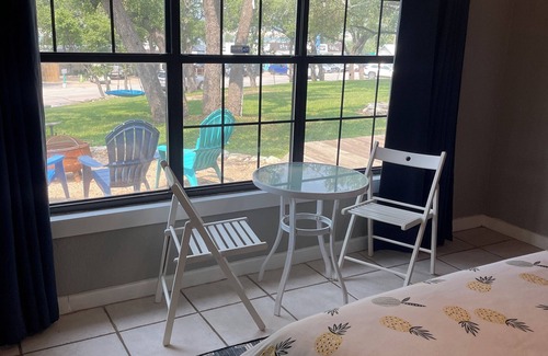 Volente Cabina | NUEVO LakeTravis 2BR Bungalow 8: parque acuático gratuito, a pie de restaurantes, puerto deportivo, lago y