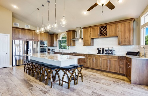 Highland Lake Estates Casa | Lago Travis Waterfront; Muelle para embarcaciones, aguas profundas, TV de 75 pulgadas, mesa de billar, parrilla