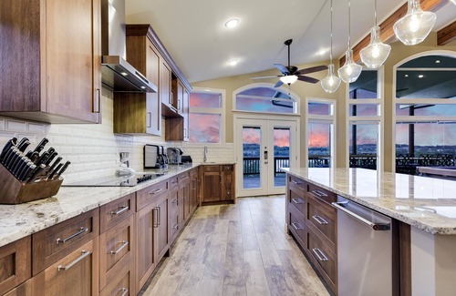 Highland Lake Estates Casa | Lago Travis Waterfront; Muelle para embarcaciones, aguas profundas, TV de 75 pulgadas, mesa de billar, parrilla