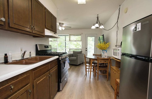 Flat Rock Condominio | Lakeview 1BR Condo w/ Deck | Walk to Village