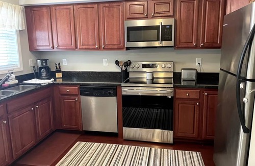 Laconia Condominio | Lakeview 2-bedroom condo in Laconia with AC, WiFi