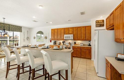 Bellavida Casa | Lakeview 6-Bedroom Retreat with Game Room, Private Pool, Spa & Resort Amenities - Ideal for Families & Groups