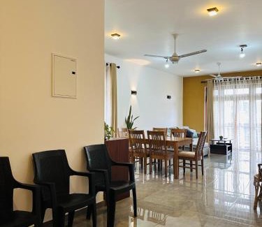 Battaramulla Apartamento | Lakeview Apartment with Modern Interior and Facilities