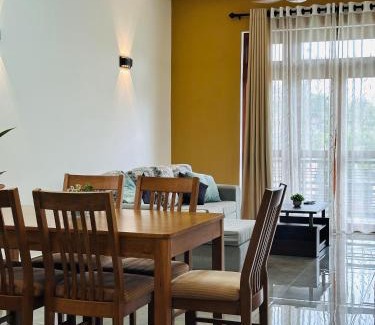 Battaramulla Apartamento | Lakeview Apartment with Modern Interior and Facilities