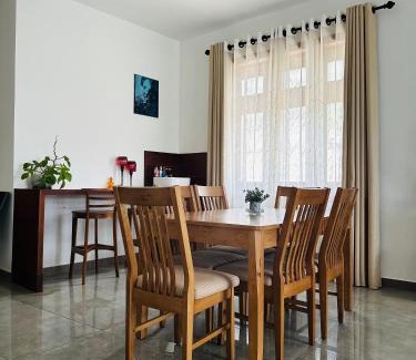 Battaramulla Apartamento | Lakeview Apartment with Modern Interior and Facilities