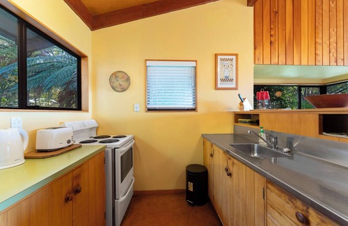 Pukawa Casa | Lakeview Bush Hideaway - Pukawa Holiday Home