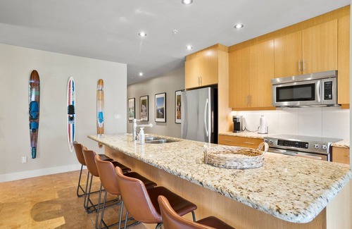 Sicamous Apartamento | Lakeview condo on Mara Lake with Pool, Boat Slip and Gym