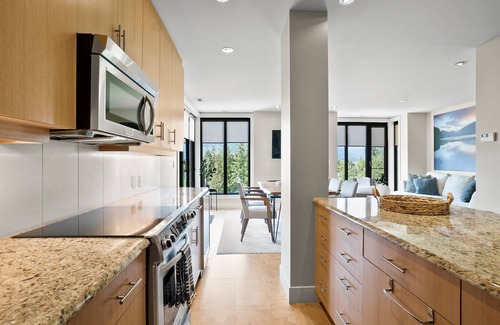 Sicamous Apartamento | Lakeview condo on Mara Lake with Pool, Boat Slip and Gym