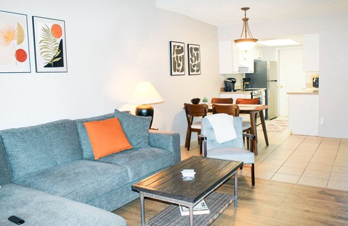 Desert Shores Condominio | Senderos para caminar, lago, piscina, canchas de pickleball y spa.