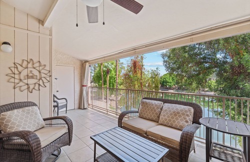 Desert Shores Condominio | Senderos para caminar, lago, piscina, canchas de pickleball y spa.