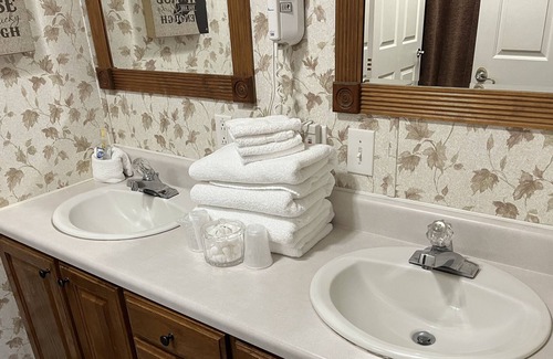 Kirby Cabaña | Lakeview cottage on Lake Greeson with private hot tub!