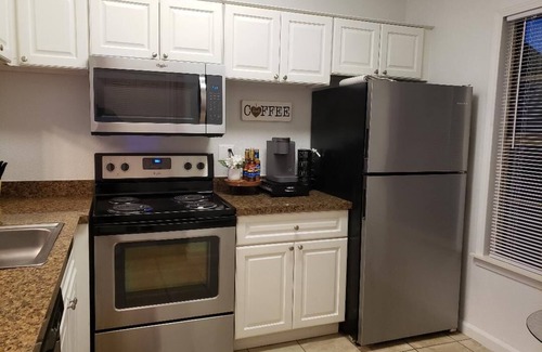 Clinton Township Casa | Lakeview Cozy Townhouse - 5 min from Hall Road