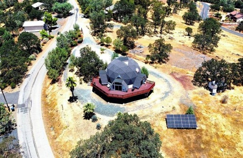 Coulterville Casa | Lakeview Dome Home
