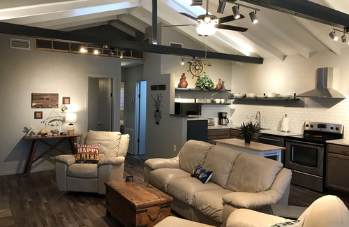 Pottsboro Casa | Lakeview @ Firefly Hideaway Lake Texoma Hot Tub King Bed FirePit Boat Parking