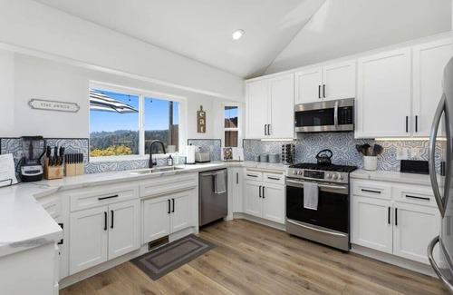 Lake Arrowhead Casa | Lakeview Home, 3 Decks, AC, EV Chgr, Lake Rights
