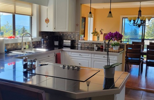 Central Okanagan Casa | Amplia casa con vista al lago recientemente renovada en el corazón de la ciudad