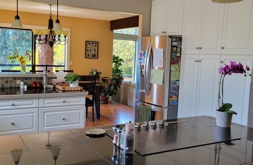 Central Okanagan Casa | Amplia casa con vista al lago recientemente renovada en el corazón de la ciudad