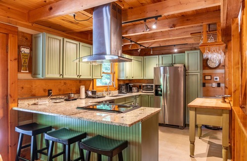 Boone Cabina | Lakeview- hot tub, pet friendly, lake views, catch and release fishing