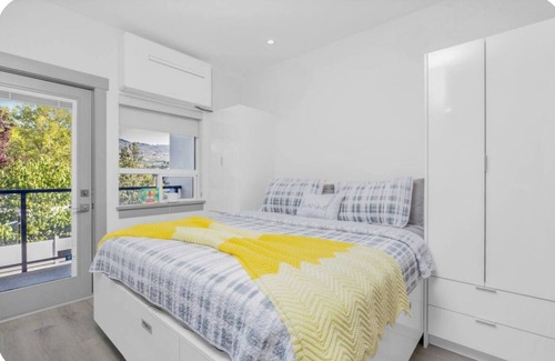 Vernon Complejo | Lakeview King Studio Suite with Full Kitchen – $2,000/Month Rental in Vernon, BC