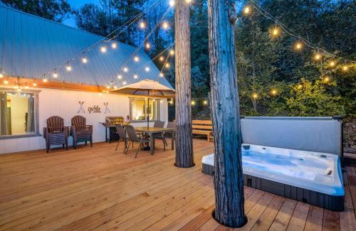 Bass Lake Casa | Lakeview Lodge w/Boat slip, hot tub, lake views