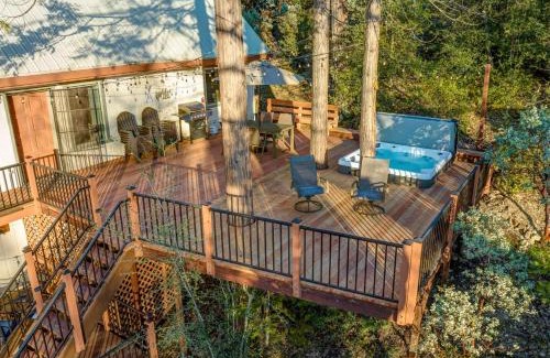 Bass Lake Casa | Lakeview Lodge w/Boat slip, hot tub, lake views
