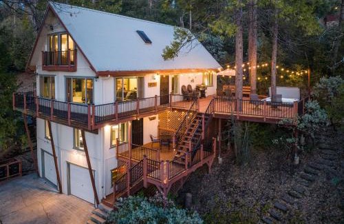 Bass Lake Casa | Lakeview Lodge w/Boat slip, hot tub, lake views