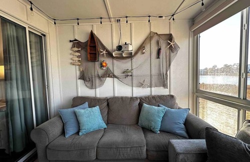 Selbyville Casa | Lakeview Luxe 2BR Townhouse- Movie Nights, Popcorn Dreams & Ocean City Vibes