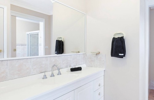 Chain Valley Bay Casa | Lakeview Oasis - Reserve waterfront cottage