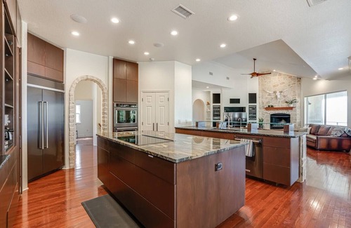 Canyon Lake Casa | Lakeview Paradise: 7Kings, Hot Tub, Pool & Jacuzzi