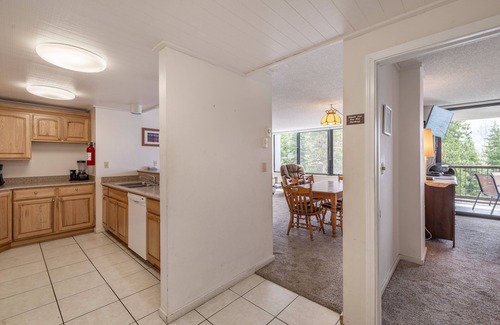 Brockway Condominio | Lakeview! Pool! Walk to beach!