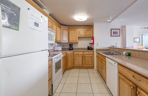 Brockway Condominio | Lakeview! Pool! Walk to beach!