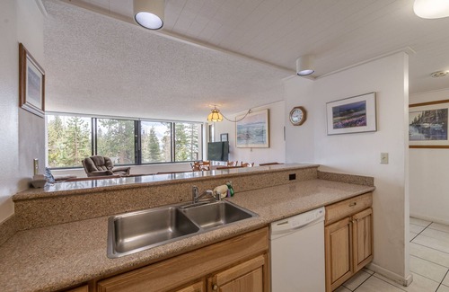 Brockway Condominio | Lakeview! Pool! Walk to beach!