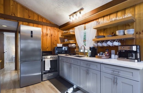 Pocono Lake Cabina | Lakeview - Rustic - Master Suite