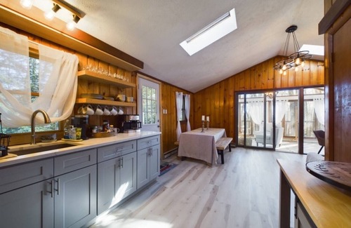 Pocono Lake Cabina | Lakeview - Rustic - Master Suite