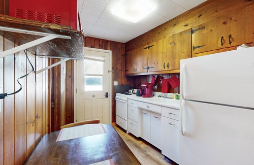Flat Rock Condominio | Lakeview studio condo with pool, fire pit, canoes & paddle boats, tennis, & WiFi