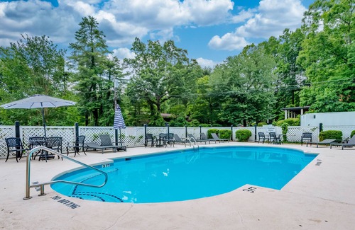 Flat Rock Condominio | Lakeview studio condo with pool, fire pit, canoes & paddle boats, tennis, & WiFi