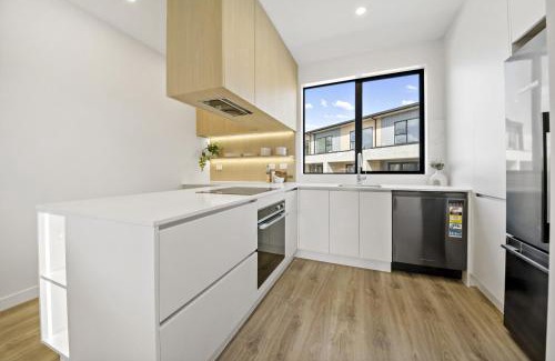 Takapuna Casa | Lakewalk Retreat Luxe 3BR Home Near Lake and Beach