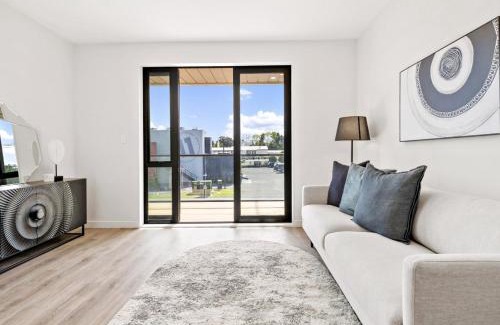 Takapuna Casa | Lakewalk Retreat Luxe 3BR Home Near Lake and Beach