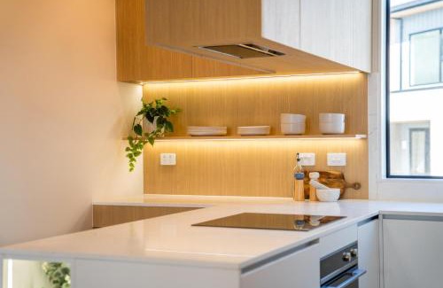Takapuna Casa | Lakewalk Retreat Luxe 3BR Home Near Lake and Beach