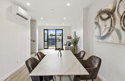 Takapuna Casa | Lakewalk Retreat Luxe 3BR Home Near Lake and Beach