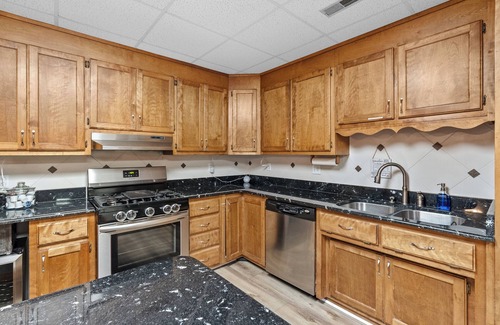 Henrico Casa | Lakin' Memories, 2 Kitchens, Detached Game Rm/Gym, Lakin' Memories, 2 Kitchens, Detached Game Rm/Gym