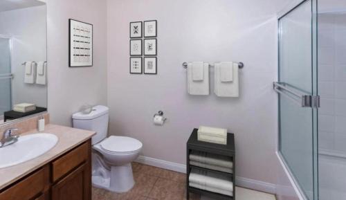 Koreatown Apartamento | LALAs House- 1br with Free Parking, Pool and Sauna