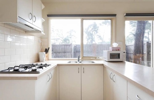 Oakleigh Hotel | Lamplighter Motel
